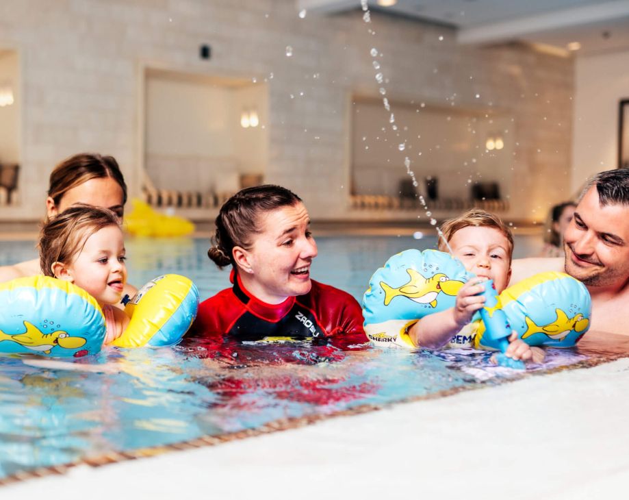 Baby- und Kleinkind Schwimmtrainer*in
